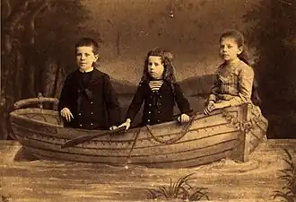 Entre son frère et sa sœur