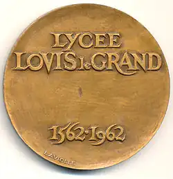 Médaille en bronze, 68&nbsp;mm, signée Laviolle, éditée pour le 4e&nbsp;centenaire de l'école, en 1962. Revers.