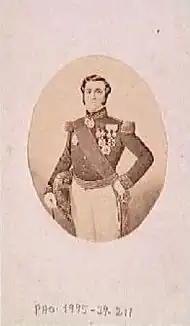 dans un cadre rectangulaire, une photographie en médaillon ovale d'un militaire français du XIXe&nbsp;siècle en habit de parade.