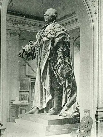 Statue colossale de Louis&nbsp;XVI au musée des Beaux-Arts de Bordeaux avant 1942 (noter le gardien assis à droite pour juger des dimensions de l’œuvre)