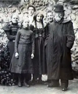 Photographie montrant dans un jardin Louise Reclus avec son frère Élisée et certains de ses petits-enfants, vers 1900.