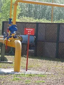 Un forage récupérant le gaz.