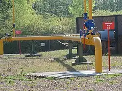 Un forage récupérant le gaz.