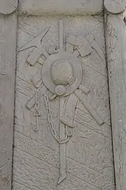 La face est, représentant les outils du mineur.