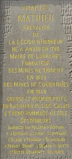 La face sud, remerciant Charles Mathieu et dix-sept mineurs.