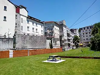 Sur la droite, les principaux monuments de la ville sont gravés sur des panneaux en fer