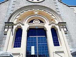 Sur la droite est écrit le nom de l'architecte et la date de construction de la chapelle