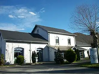 L'ancienne gare SNCF a été réhabilitée en maison des services à la personne l'ADMR.