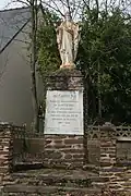 Le monument du Christ-Roi (souvenir des retraites paroissiales de 1927 et 1928).