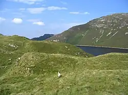 Vue de Lough Salt au pied de Loughsalt Mountain.