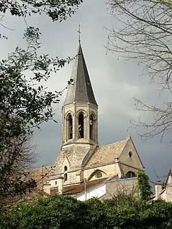 Le clocher vu depuis le parc des Trois Grilles.