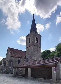 L'église Saint-Thomas de Canterbury et le lavoir.