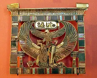 Pectoral au nom de Ramsès II trouvé sur la momie du taureau Apis