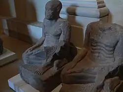  homme grassouillet assis