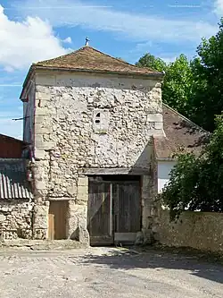 Le colombier-porche de la ferme 35 rue de Paris, rue du Milton.