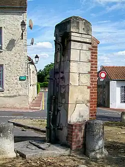Fontaine publique avec pompe, place Vitelle, à l'est du bourg.