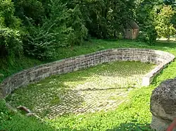 Le vieux « gué », abreuvoir reconstruit en 1843, rue de Paris.