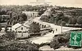 Loyat ː le pont sur l'Yvel et le passage à niveau de la voie ferrée au début du XXe&nbsp;siècle (carte postale).