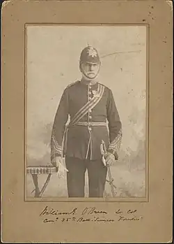 Portrait en noir et blanc d'un officier militaire en uniforme