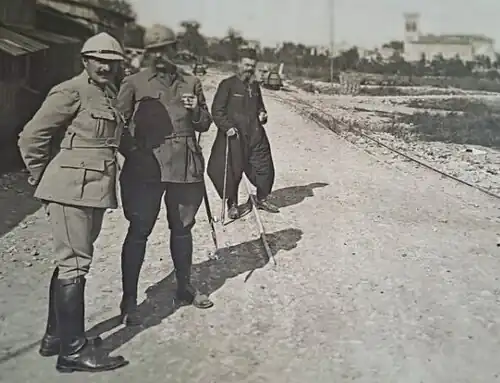 Le Lt Col Leandri, le Gal Nudant un aumônier.