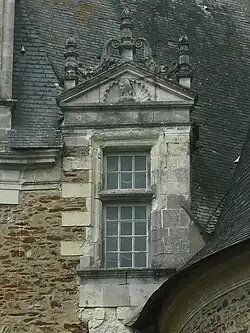 Lucarne ornée d'un buste de femme.