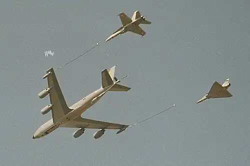 Un F/A-18 suisse et un Mirage 2000 français approchant un ravitailleur KC-135 français au-dessus de Payerne en 2004.