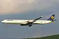 Un Airbus A340-600 de Lufthansa à l'approche de l'aéroport.