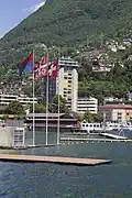Le drapeau cantonal sur un mât à Lugano.