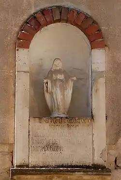 Niche visible au hameau de Vermillat, avec statue de la Vierge Marie et inscription de 1518.