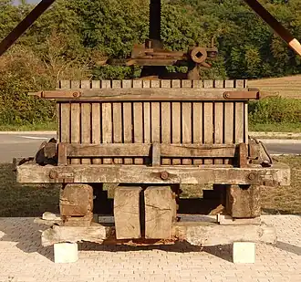 Pressoir à cage à vis centrale du XIXe&nbsp;siècle visible à Lugny, en Haut-Mâconnais.