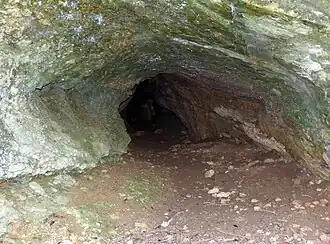 L'intérieur de la grotte, en direction du fond.