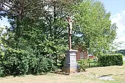 Le calvaire au bord de la N 2 .