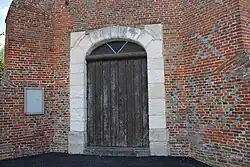 Le portail en pierre calcaire de style roman.