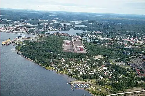 Svartöstaden avec l'ancienne mine en arrière-plan.