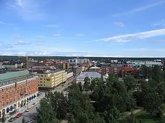 Le Stadshotellet est le bâtiment rouge à gauche. À droite, le Stadsparken.