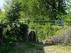 Pont sur le Bléquin à Lumbres : l'un des seuls souvenirs des installations de la ligne à voie métrique d'Anvin à Calais, exploité par la Compagnie générale de voies ferrées d'intérêt local à partir de 1920, et supprimée en 1955.