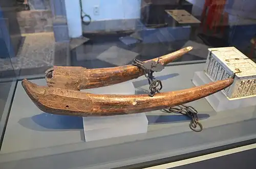 Luminaire en défenses et crâne de morse, probablement du XIVe&nbsp;siècle, découvert dans la Meuse en face de Bouvignes (Dinant) en 1864.