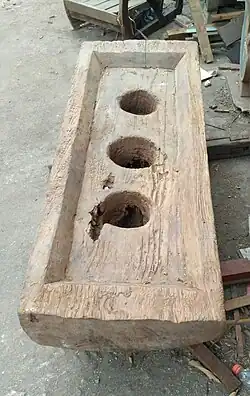 Mortiers domestiques creusés dans un tronc d'arbre (Timor, Indonésie)