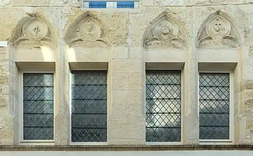 Fenêtres gothiques au premier étage du 145 rue de la Libération.