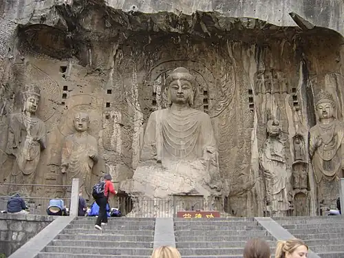 Buddha et bodhisattva monumentaux des grottes de Longmen, VIIIe&nbsp;siècle.