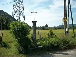Colonne avec chapiteau corinthien surmonté d'une croix en fer