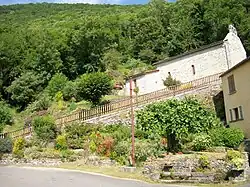 Espace fleuri aménagé par la commune avec un abreuvoir