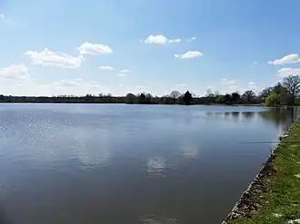 La rive occidentale (au fond).