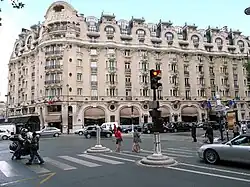 Façade principale de l'hôtel Lutetia donnant sur la rue.