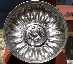 La reine de Lydie, Omphale, couchée sur une peau de lion qui recouvre l’arc et le carquois d’Hercule. Phiale, argent martelé, repoussé. Vers 50 EC.