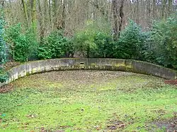 Ancien abreuvoir : situé vieux chemin de Paris, il daterait de 1736 et fut pavé et entouré de murs vers 1827. Unique point d'eau pouvant servir en cas d'incendie dans la ville.