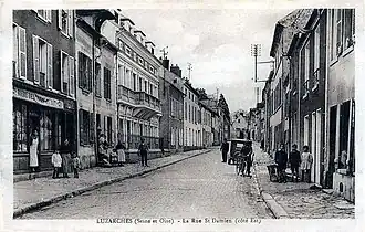 La rue Saint-Damien, côté est en direction de l'église ; la RD 922 passait par ici avant la construction de la déviation.