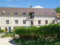 Le bâtiment principal de l'ancien moulin de Bertinval, après son reconversion en logements. Les bâtiments de la ferme autour de la cour subsistent toujours.