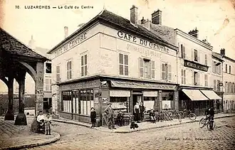Le café du centre à côté de la halle ; l'ancien magasin de meubles à droite correspond à l'actuel Caviste.