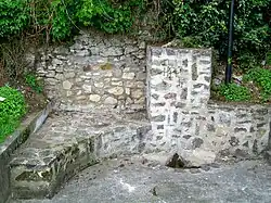 La fontaine de Rocquemont, qui ne dispense plus qu'un mince filet d'eau. Ce fut pourtant l'unique source d'eau potable dont pouvaient disposer les habitants durant tout le XIXe&nbsp;siècle.
